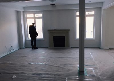 Inspecteur qui évalue les pièces - Service évaluation de maison neuve à Montréal Inspecteur bâtiment Montréal